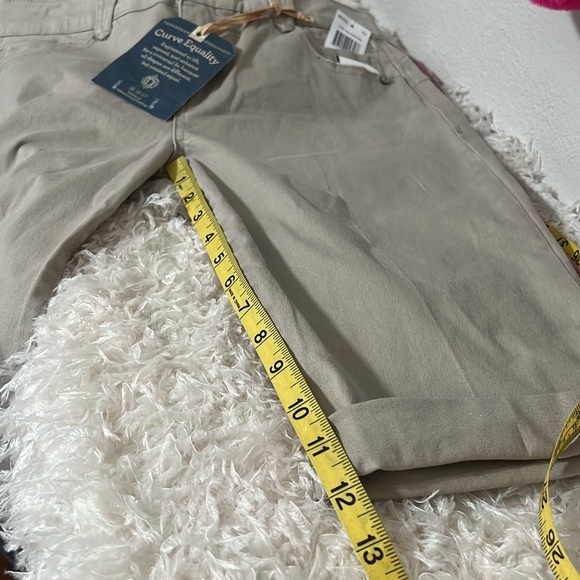 Democracy Bermuda Mold and Hold Shorts Light Khaki Size 8 - Picture 9 of 11